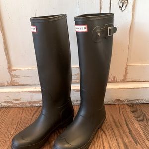 Hunter Women’s original Tall Rain Boots: Navy